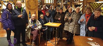 Gruppenfoto im Weinkeller.