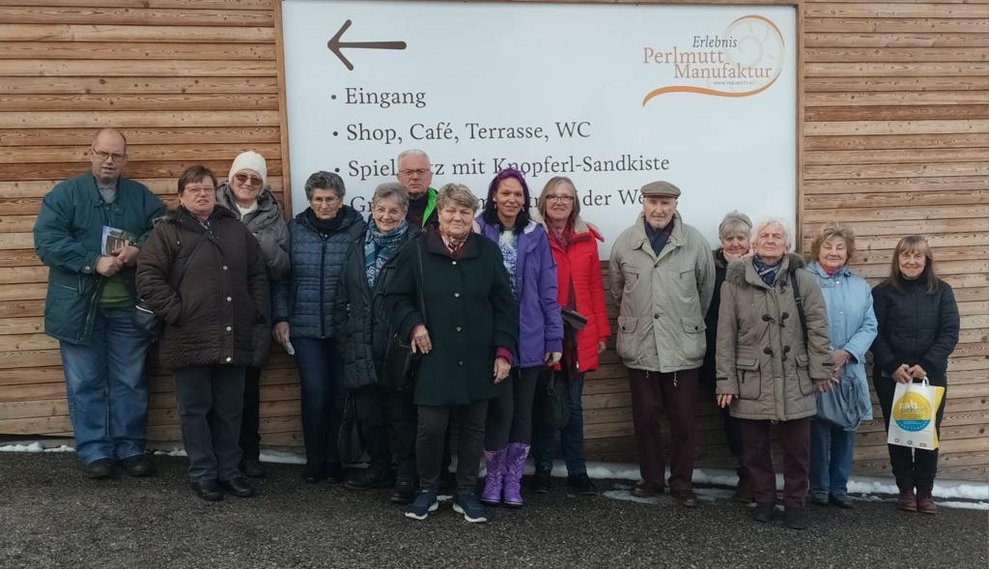Gruppenfoto vor der Perlmuttmanufaktur.