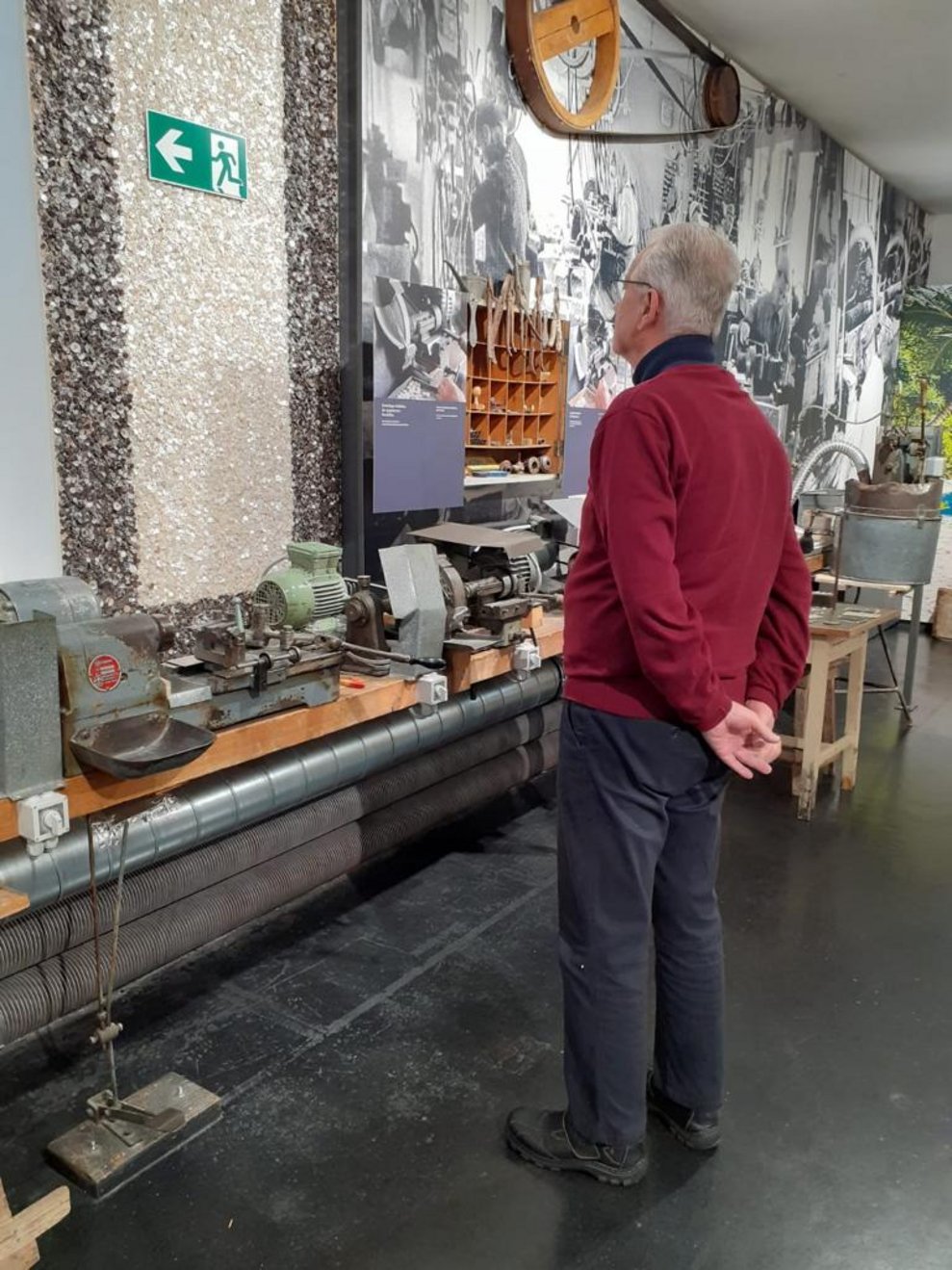 ehrenamtlich Tätiger schaut sich die Schautafeln an.