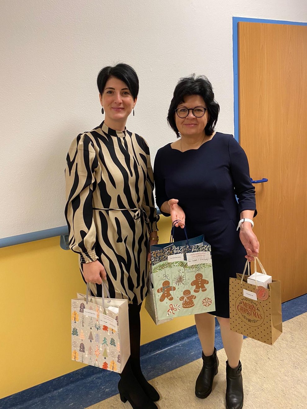 Julia und Gabi beim Geschenke verteilen