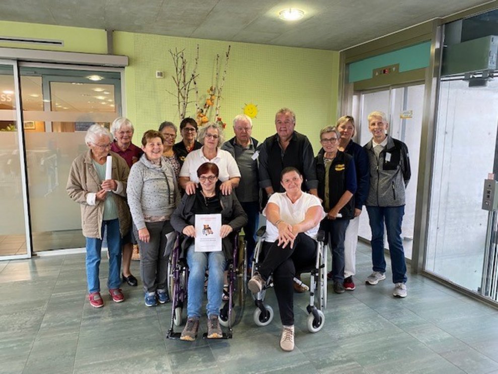 Gruppenfoto mit allen ehrenamtlichen Mitarbeiter und Mitarbeiterinnen