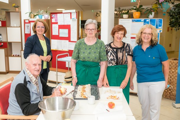 Ehrenamtliche backen einen Apfelstrudel.