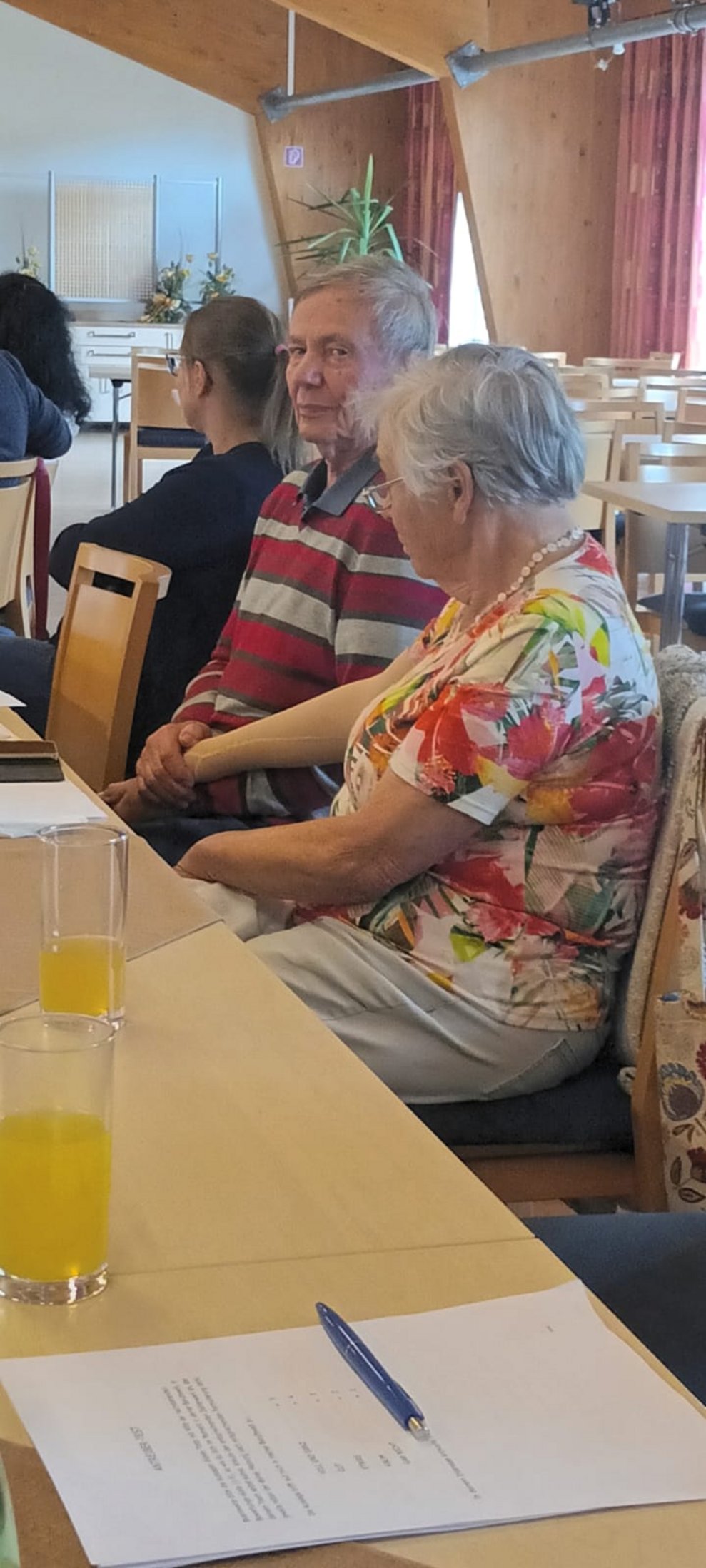 EA-Fortbildung: Ehrenamtlich Tätige sitzen in großen Saal.