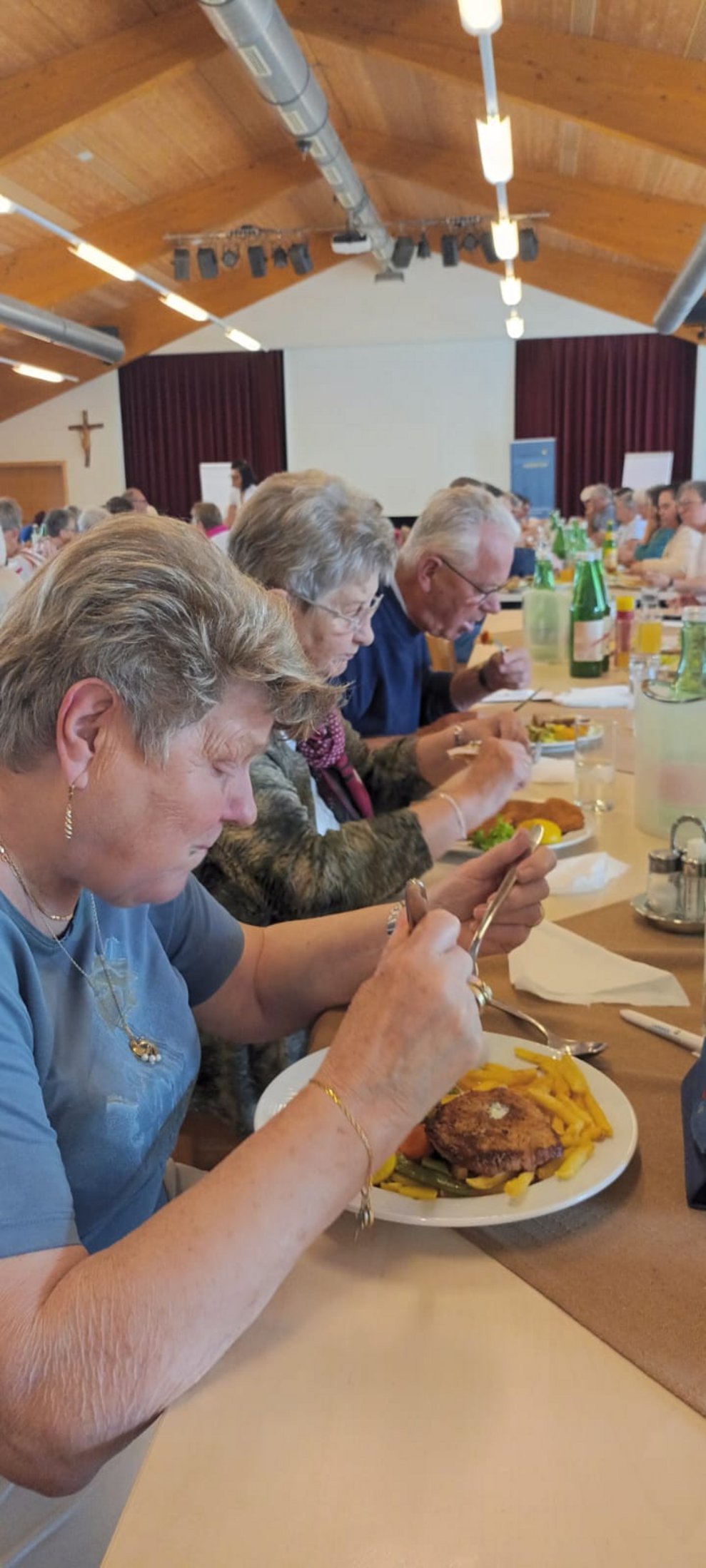 Ehrenamtlich Tätigen beim Mittagessen.