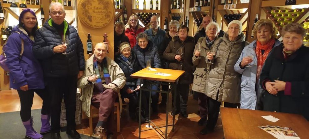 Gruppenfoto im Weinkeller.
