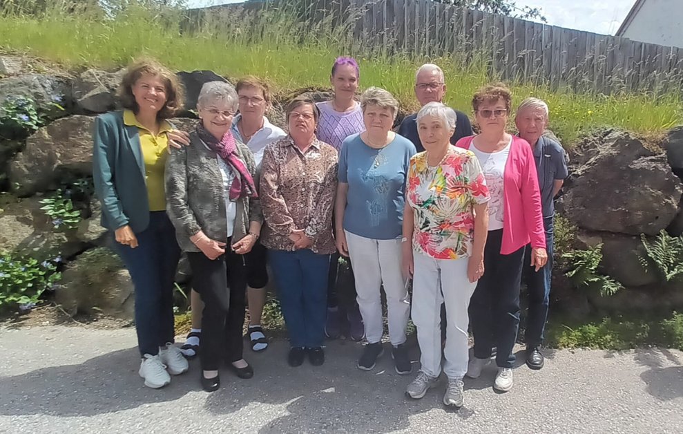 Gruppenfoto: Unsere ehrenamtlich Tätigen und Frau Reich-Weigl (Alltagsbegleiterin).